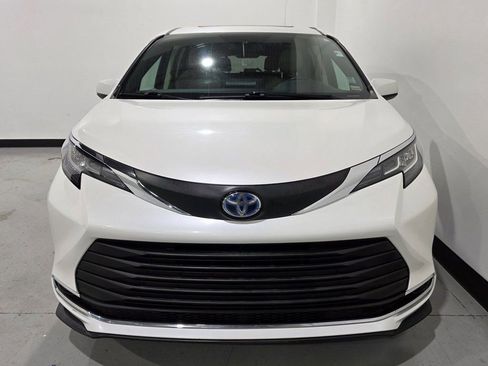 Used 2021 Toyota Sienna Limited image 10
