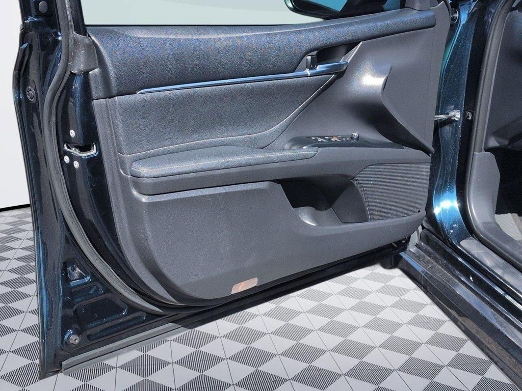 Used 2018 Toyota Camry XSE FWD image 9