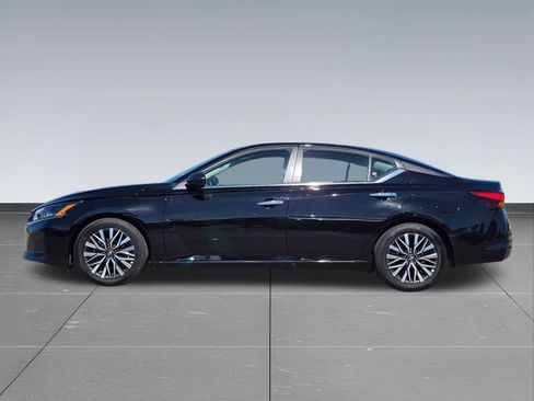 Used 2025 Nissan Altima 2.5 SV FWD image 3