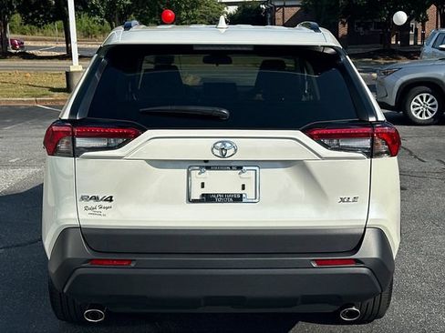 Used 2022 Toyota RAV4 XLE Premium FWD image 4