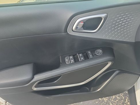 Used 2025 Kia Soul LX FWD image 25