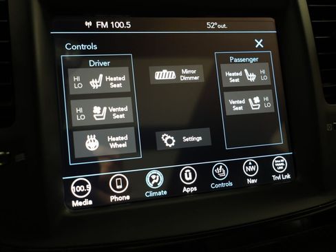 Used 2023 Chrysler 300 C RWD image 9