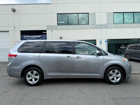 Used 2012 Toyota Sienna LE FWD image 3