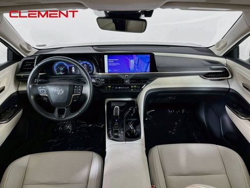 Used 2024 Toyota Crown AWD/4WD image 12