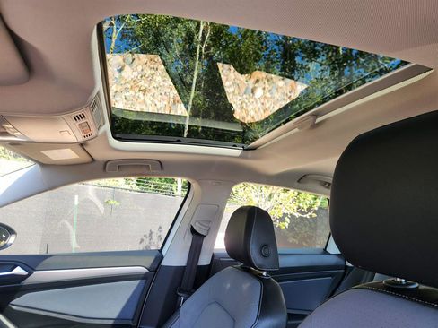 Certified 2025 Volkswagen Jetta SE w/ Sunroof Package image 26