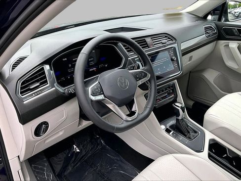 Used 2023 Volkswagen Tiguan SE w/ Panoramic Sunroof Package FWD image 17