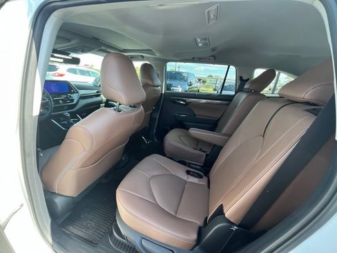 Used 2025 Toyota Highlander Limited AWD/4WD image 3