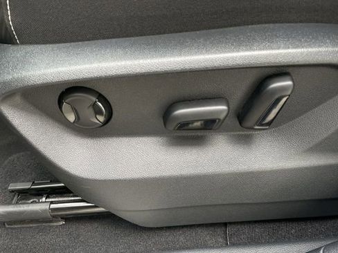 Used 2025 Volkswagen Atlas Cross Sport SE image 12