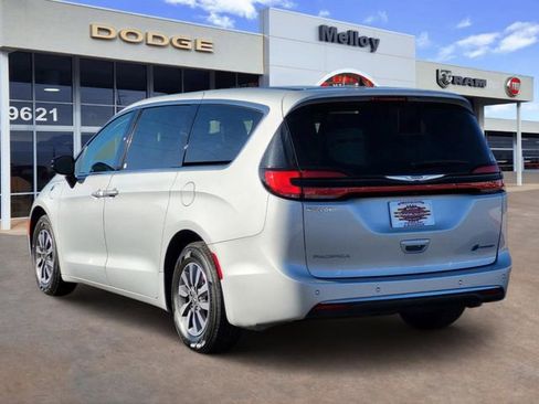 Certified 2024 Chrysler Pacifica Limited FWD image 3