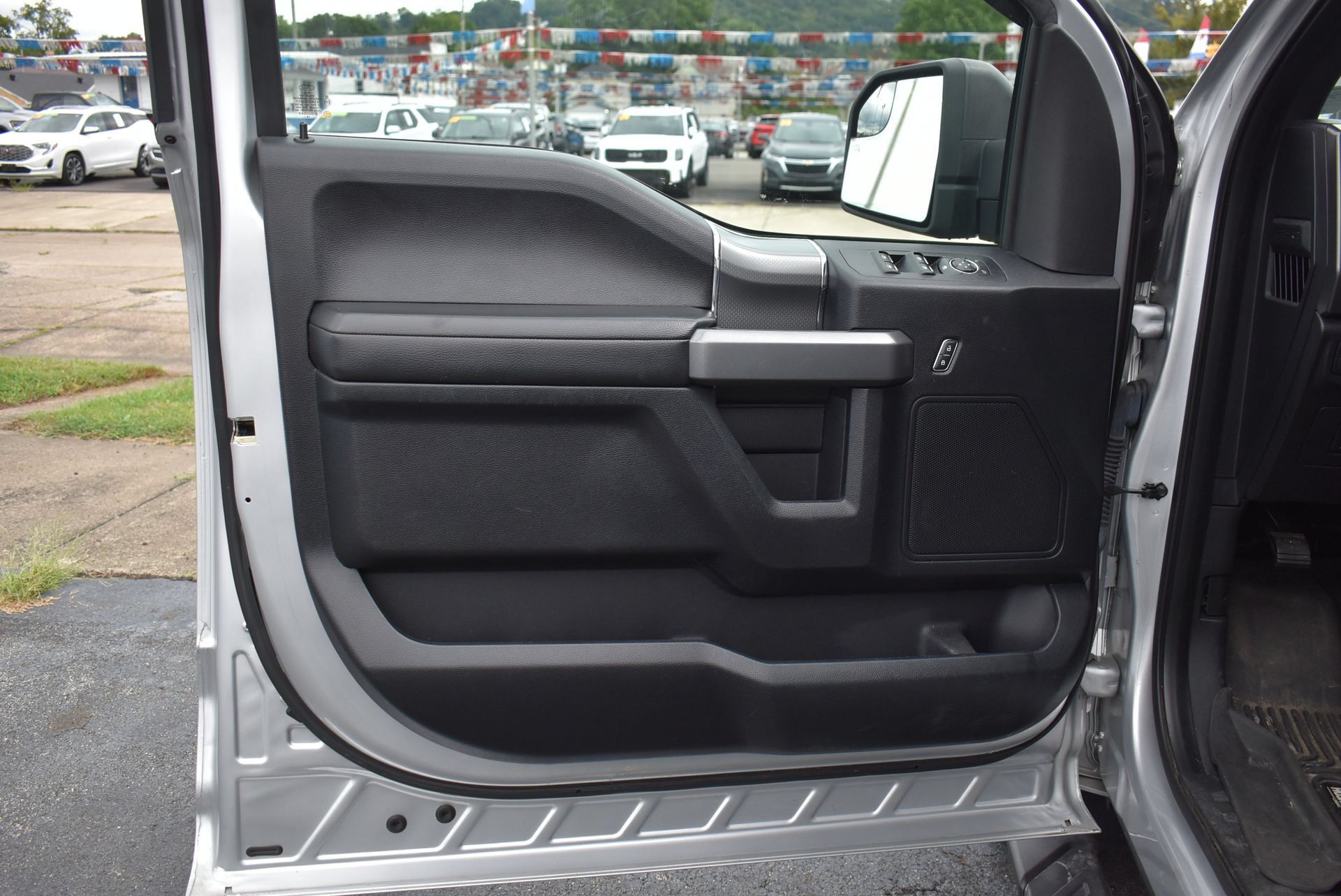 Used 2017 Ford F150 XLT w/ Equipment Group 302A Luxury AWD/4WD image 11