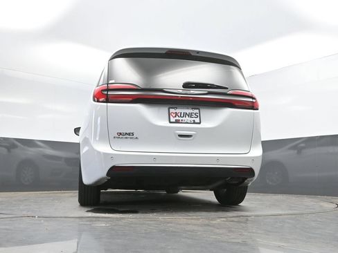 Used 2023 Chrysler Pacifica Touring-L FWD image 39
