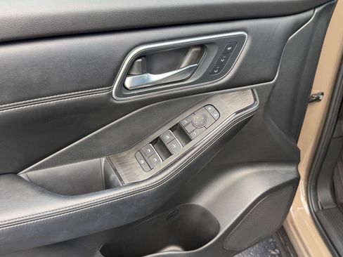 Certified 2025 Nissan Rogue Platinum FWD image 27