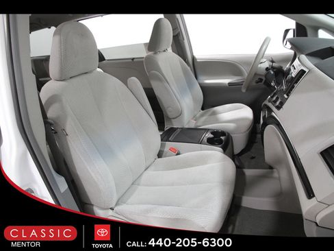 Used 2012 Toyota Sienna LE w/ Towing Pkg image 15