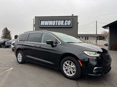 Used 2022 Chrysler Pacifica Touring-L image 1