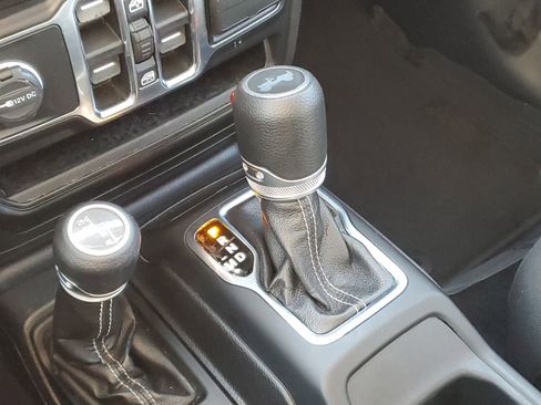 Used 2020 Jeep Wrangler Unlimited Sahara image 30