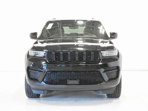 Certified 2024 Jeep Grand Cherokee Altitude image 3
