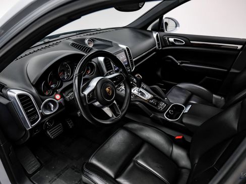 Used 2017 Porsche Cayenne S image 38