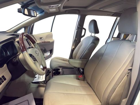 Used 2014 Toyota Sienna Limited w/ Limited Premium Package FWD image 16