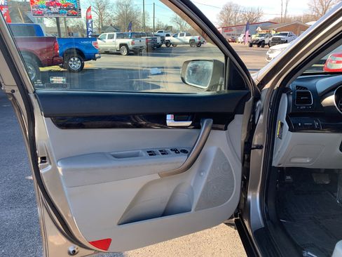 Used 2014 Kia Sorento LX image 9