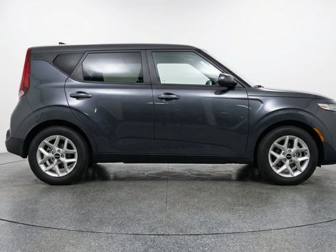 Used 2025 Kia Soul LX w/ LX Technology Package FWD image 11