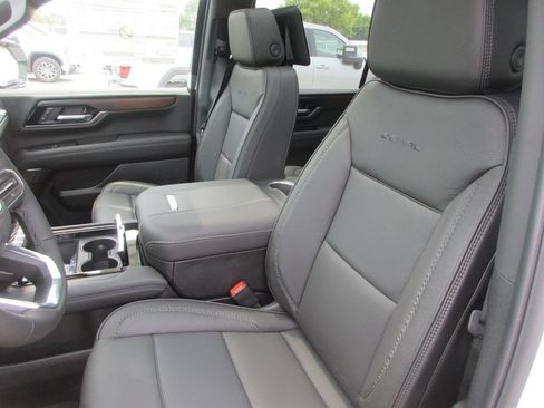 New 2026 GMC Yukon XL Denali w/ Denali Reserve Package AWD/4WD image 10