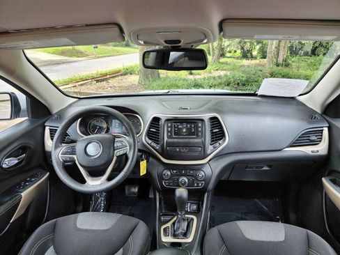 Used 2018 Jeep Cherokee Latitude w/ Mobile Office Group FWD image 9