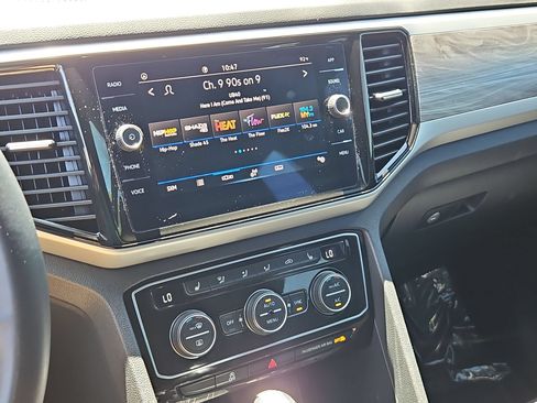 Used 2023 Volkswagen Atlas Cross Sport SE w/ Panoramic Sunroof Package FWD image 18