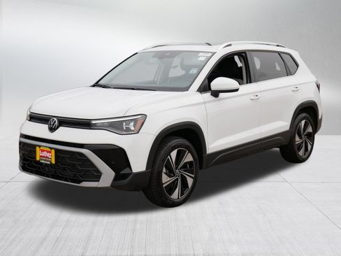 Used 2026 Volkswagen Taos SE w/ Panoramic Sunroof Package AWD/4WD image 3