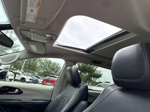 Used 2023 Chrysler Pacifica Limited FWD image 30