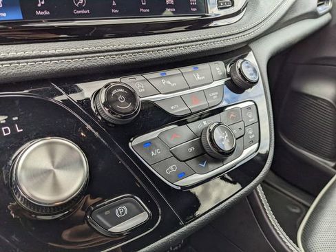 Used 2025 Chrysler Pacifica Limited image 28