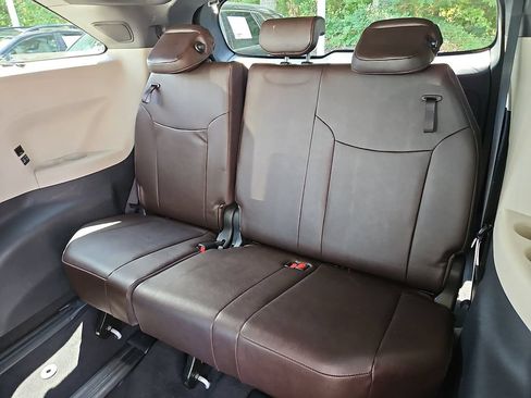 Used 2021 Toyota Sienna Platinum AWD/4WD image 14