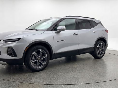 Used 2025 Chevrolet Blazer LT FWD image 3