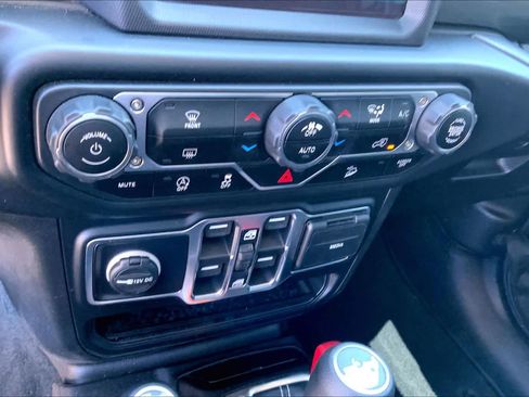 Used 2020 Jeep Wrangler Unlimited Sahara w/ Uconnect 4C Nav & Sound Group AWD/4WD image 30