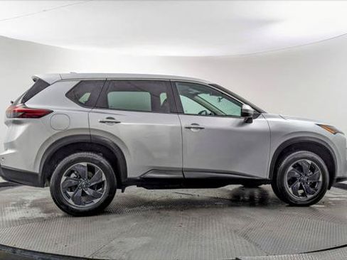 Used 2025 Nissan Rogue SV AWD/4WD image 9