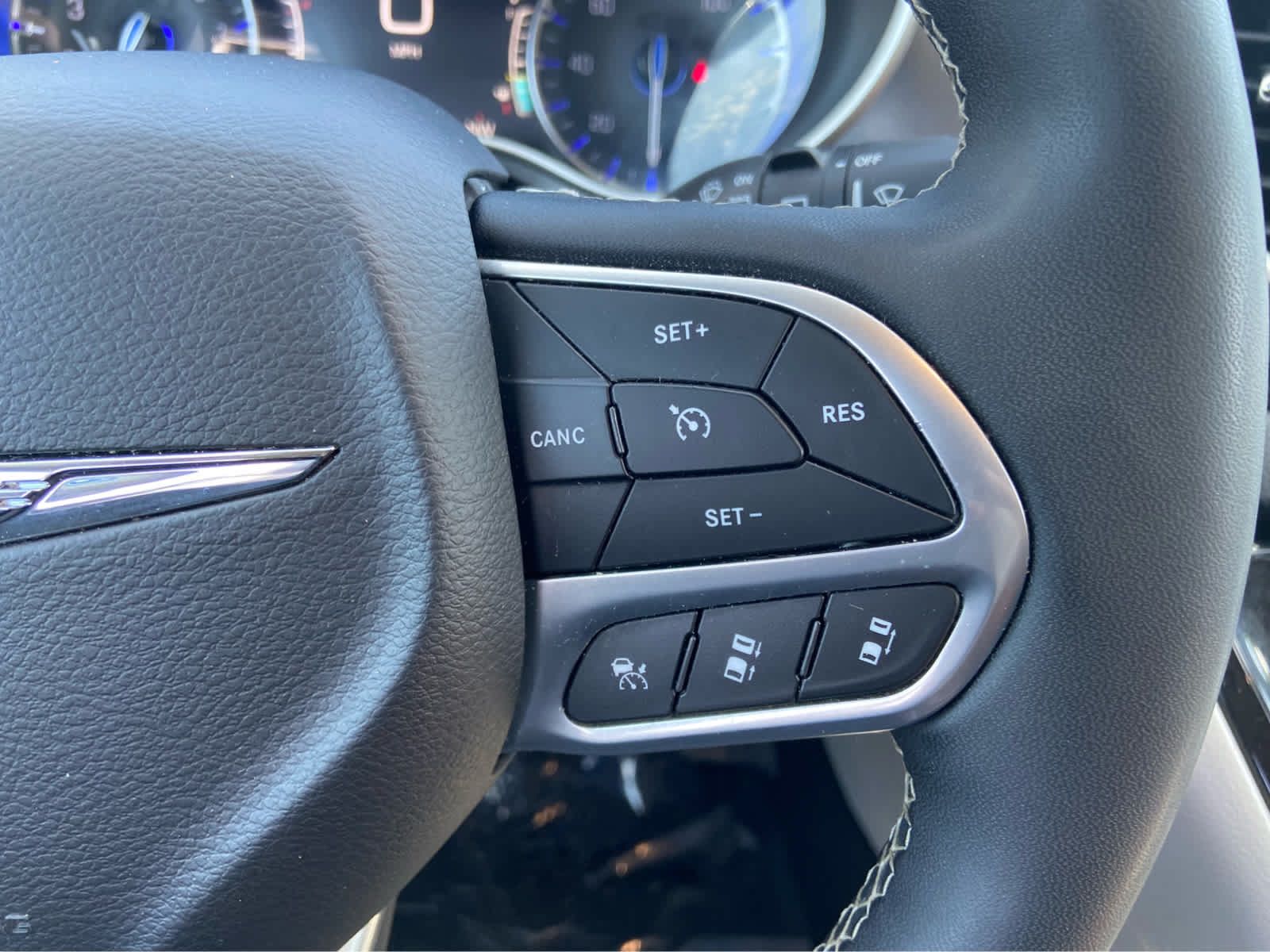 Used 2024 Chrysler Pacifica Touring-L FWD image 24