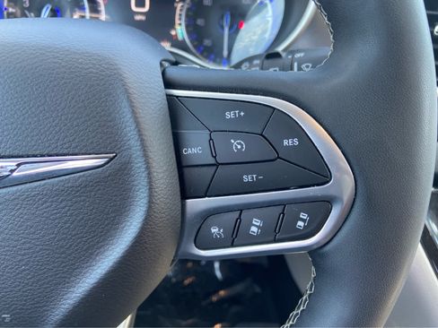 Used 2024 Chrysler Pacifica Touring-L FWD image 24