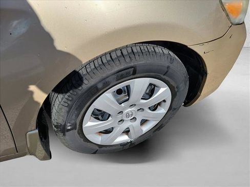 Used 2010 Toyota Camry LE image 9