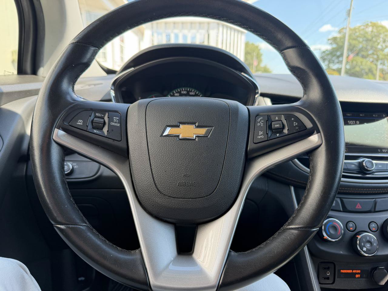 Used 2019 Chevrolet Trax LT w/ LT Convenience Package FWD image 11