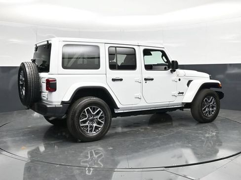 Used 2025 Jeep Wrangler Unlimited Sahara AWD/4WD image 4