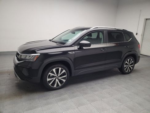 Used 2023 Volkswagen Taos SE w/ Panoramic Sunroof Package FWD image 2