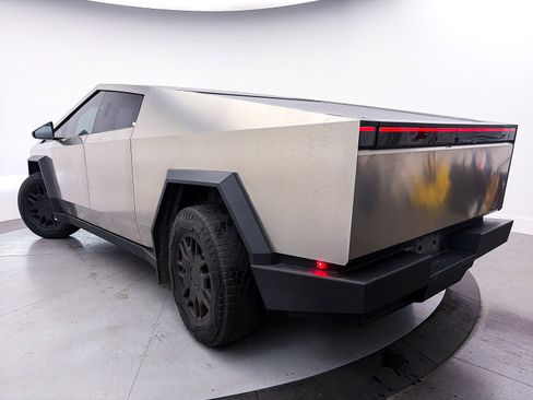 Used 2024 Tesla Cybertruck AWD Crew Cab image 2