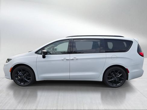 Used 2025 Chrysler Pacifica Limited FWD image 6