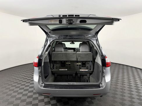 Used 2018 Toyota Sienna XLE w/ XLE Navigation Package AWD/4WD image 12