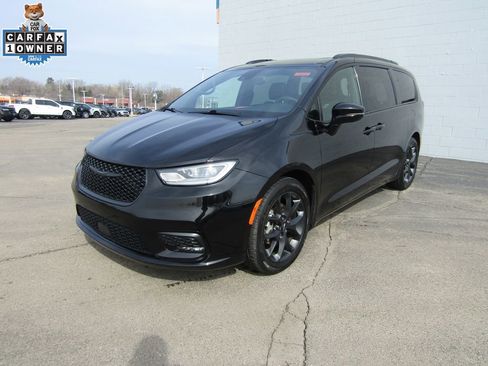 Used 2025 Chrysler Pacifica Limited FWD image 2