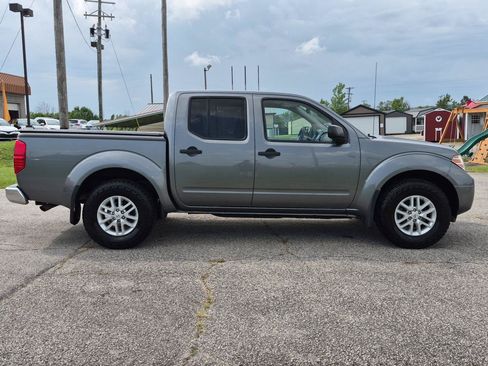 Used 2018 Nissan Frontier SV AWD/4WD image 2