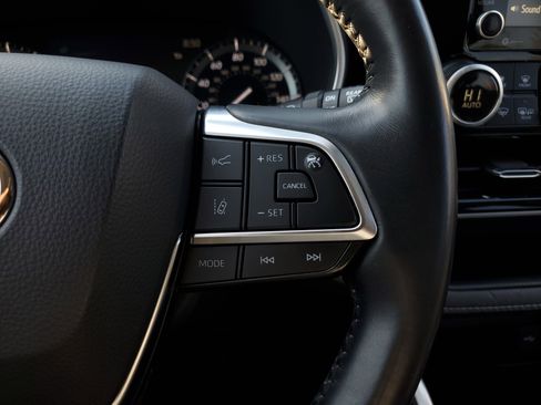 Used 2020 Toyota Highlander XLE image 23