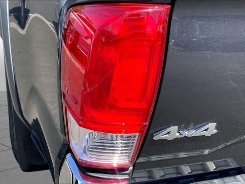 Used 2018 Toyota Tacoma TRD Off-Road AWD/4WD image 27