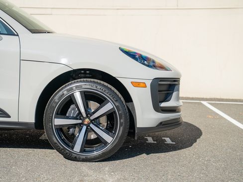 Certified 2026 Porsche Macan AWD/4WD image 9