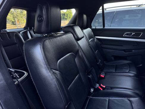 Used 2017 Ford Explorer XLT w/ Equipment Group 202A AWD/4WD image 22