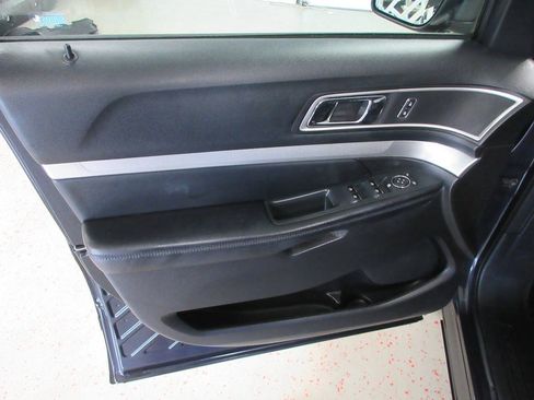 Used 2017 Ford Explorer XLT w/ Equipment Group 202A AWD/4WD image 29